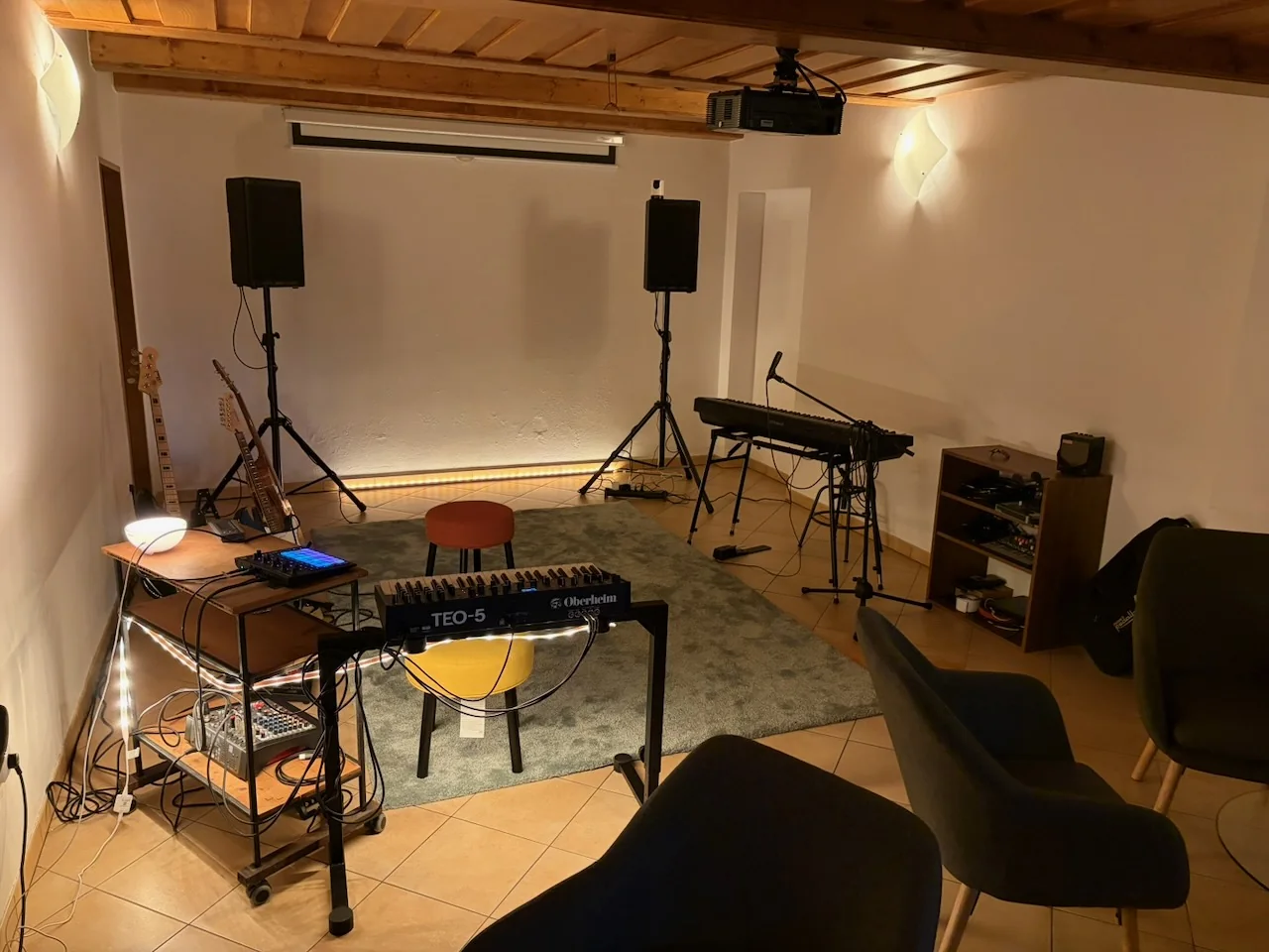 Syntezátor Oberheim, elektronika, kytary a digitální piano připravené ke hraní.