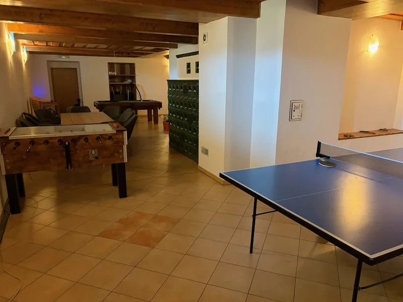 Stolní tenis, stolní fotbálek a kulečník ve společenském prostoru v suterénu