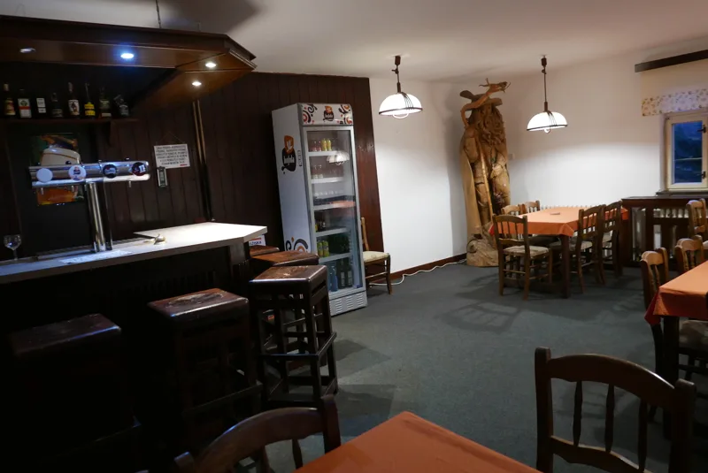 Barový pult a stoly ve společenské místnosti