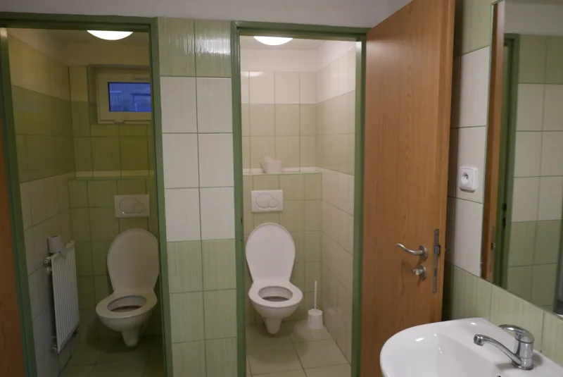 Toalety a umyvadlo ve společném sociálním zařízení